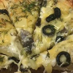 Пицца с грибами, курицей, маслинами и зеленью 🍕 🌿