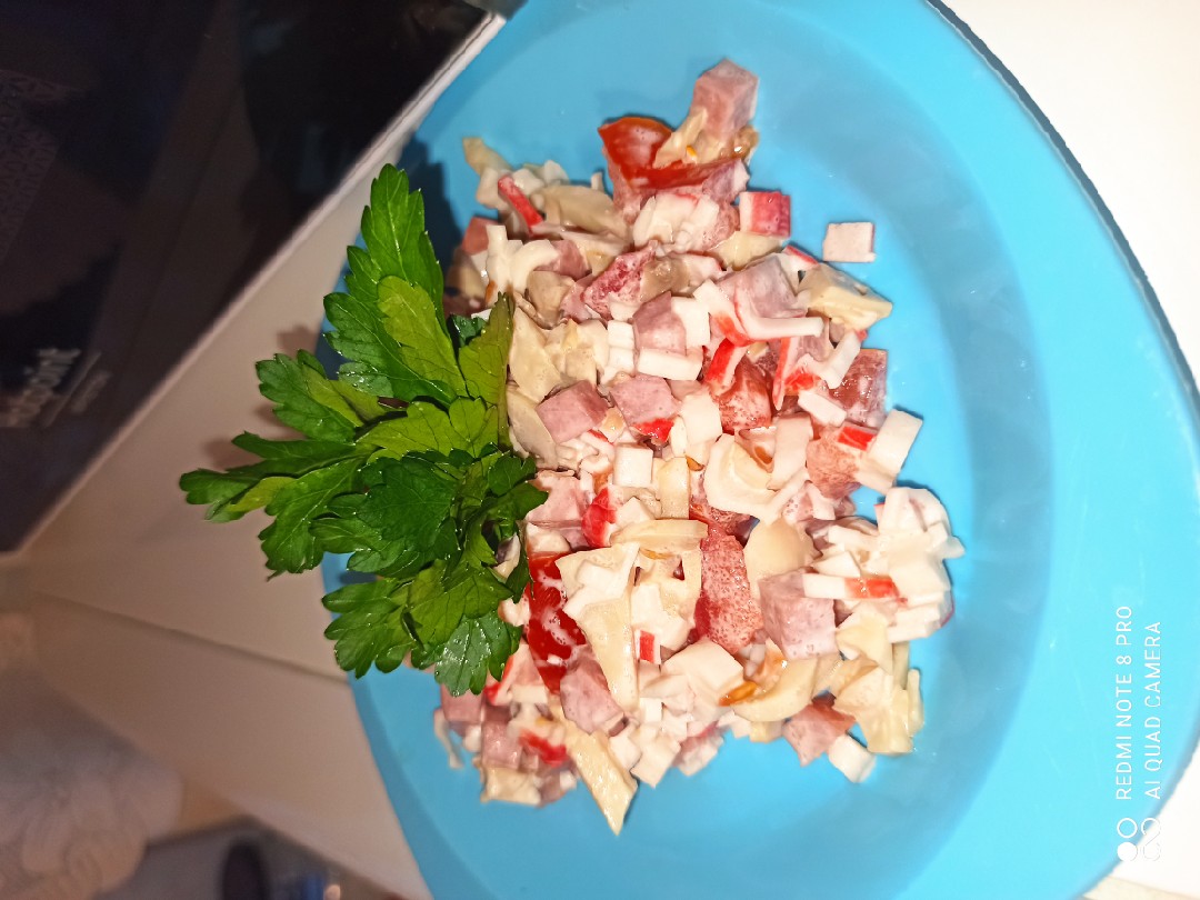 Салат с чипсами, крабовыми палочками и колбасой рецепт с фото блюда