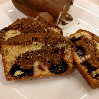 Сливочно-шоколадный кекс с вареньем из чёрной смородины