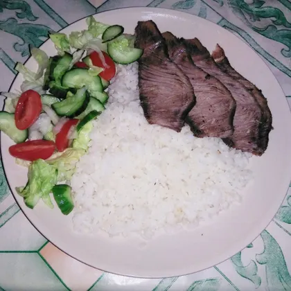 Запечённая говядина с рисом и салатом