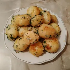 Молодой картофель с чесноком и укропом