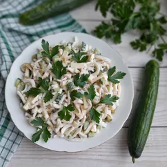 Салат с кальмарами, огурцами и сыром