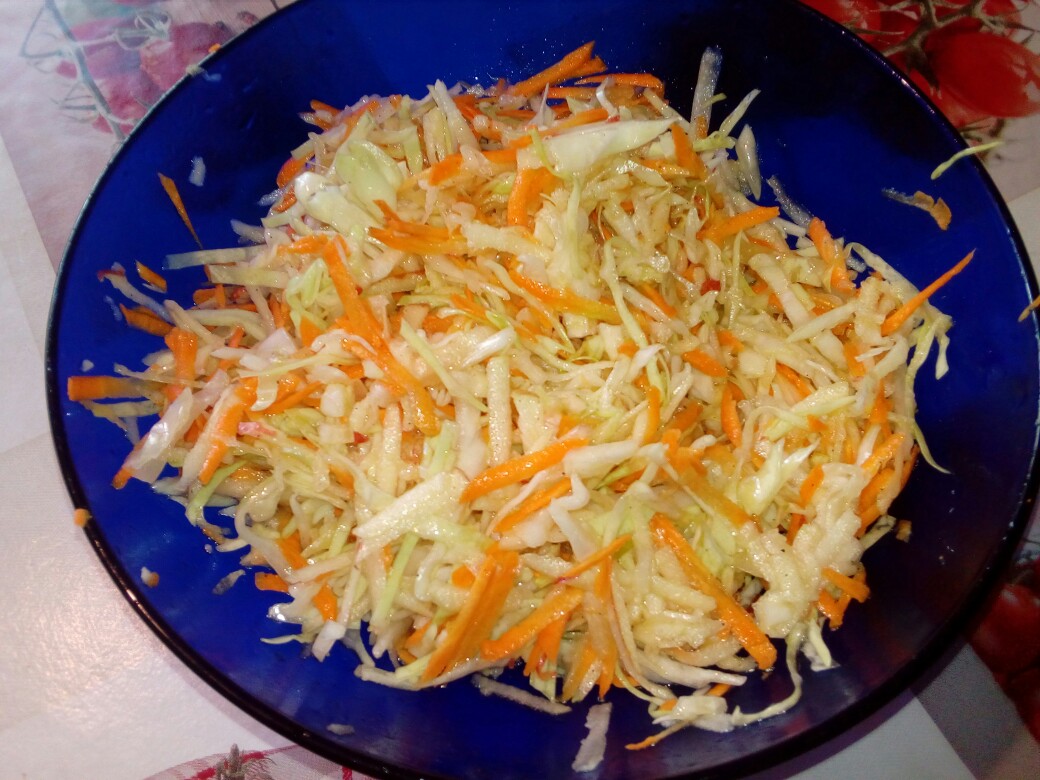 Салатик из капусты и моркови с яблочком!