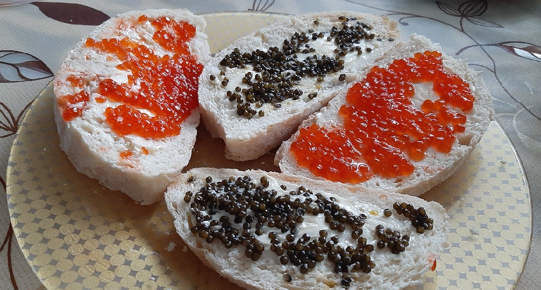 Бутерброды с чёрной и красной икрой )