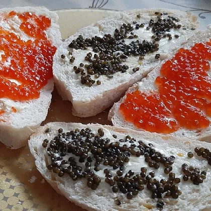 Бутерброды с чёрной и красной икрой )