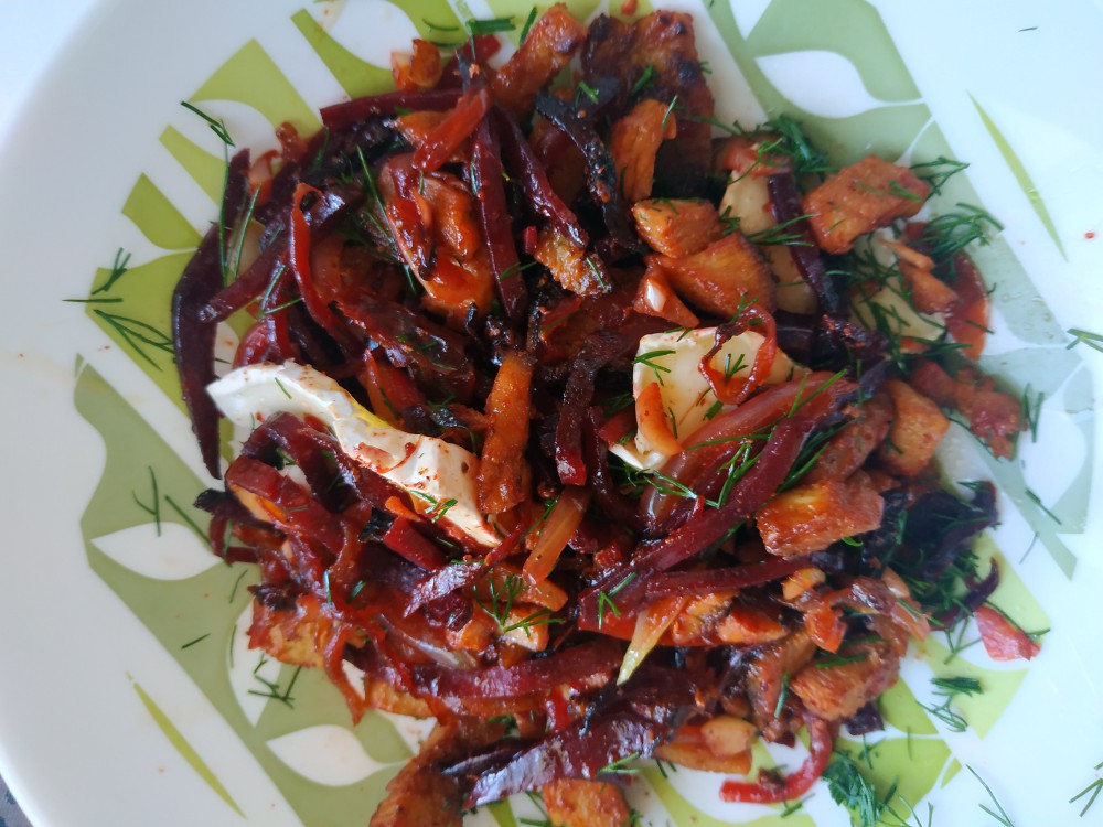 Индейка с маринованой свеклой и сыром бри