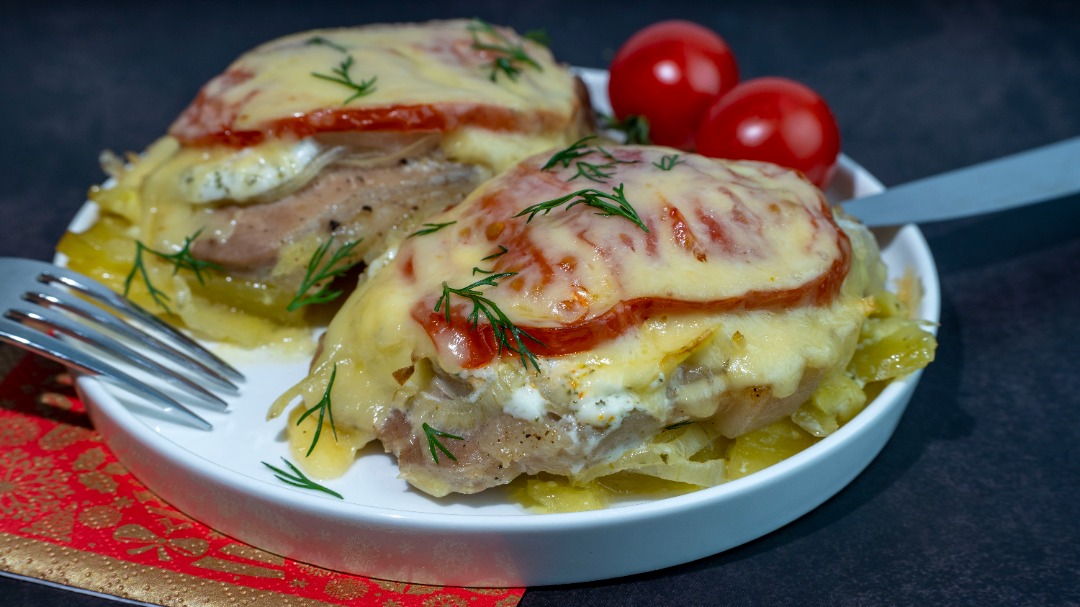 Мясо свинины по-французски с картошкой и сыром
