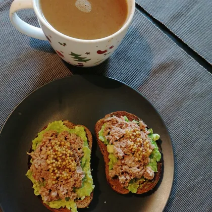 Бутерброды с тунцом и авокадо