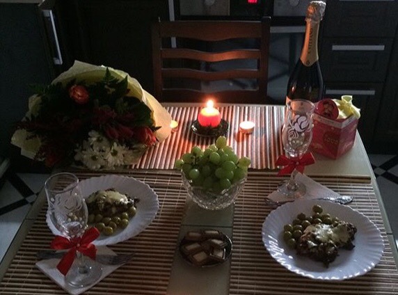 Свиной стейк с шампиньонами и оливками под сыром