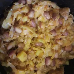 Тушеная картошка с мясом и капустой