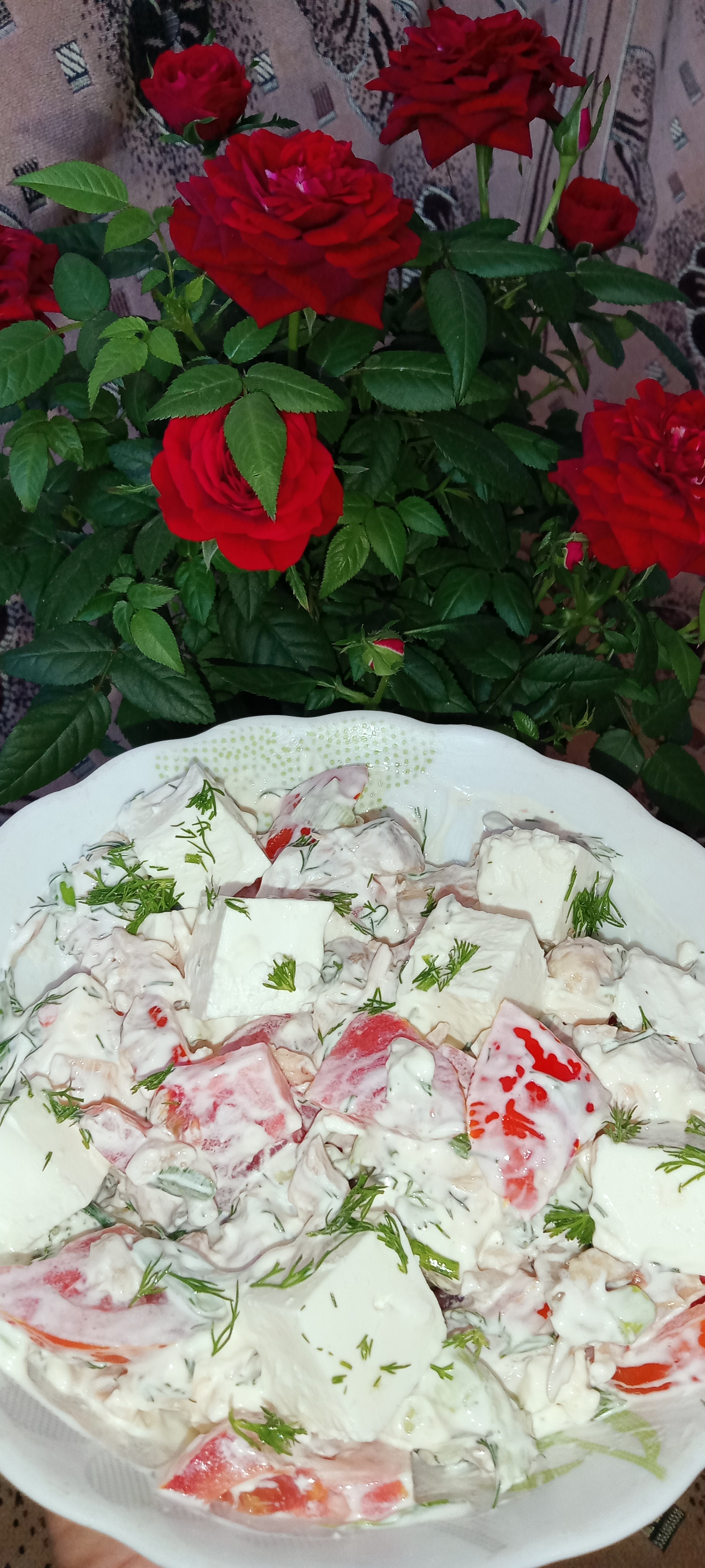 Салат с фетой, курицей и томатами