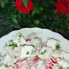 Салат с фетой, курицей и томатами