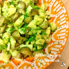 Картофельный салат с маринованными огурцами и горошком