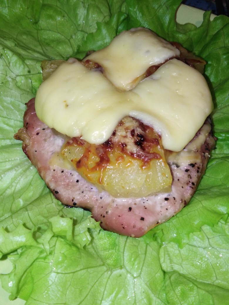 Свиные отбивные с ананасами
