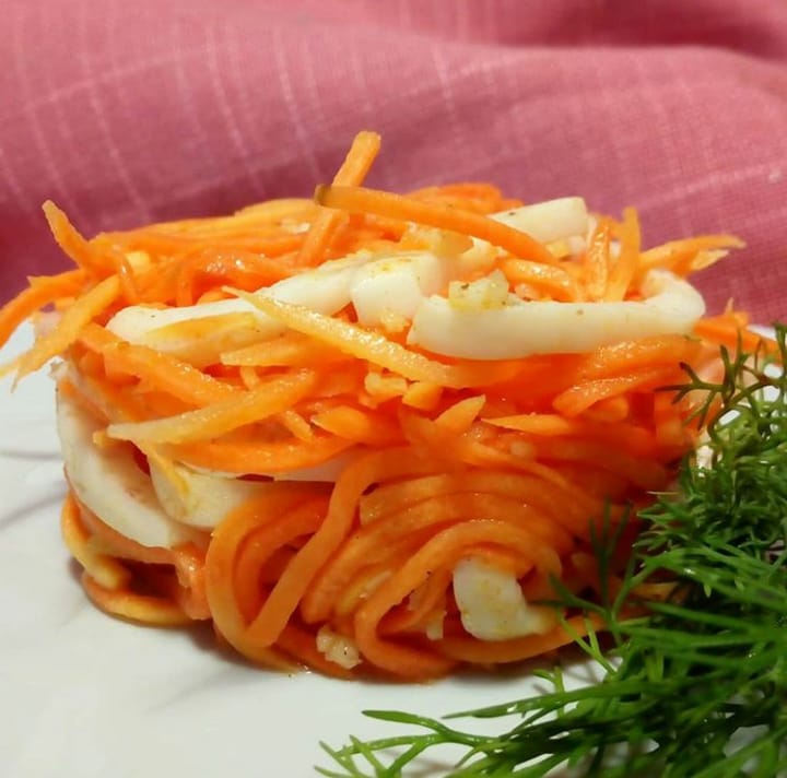 Салат с кальмарами, корейской морковью и яйцом — рецепт с фото пошагово
