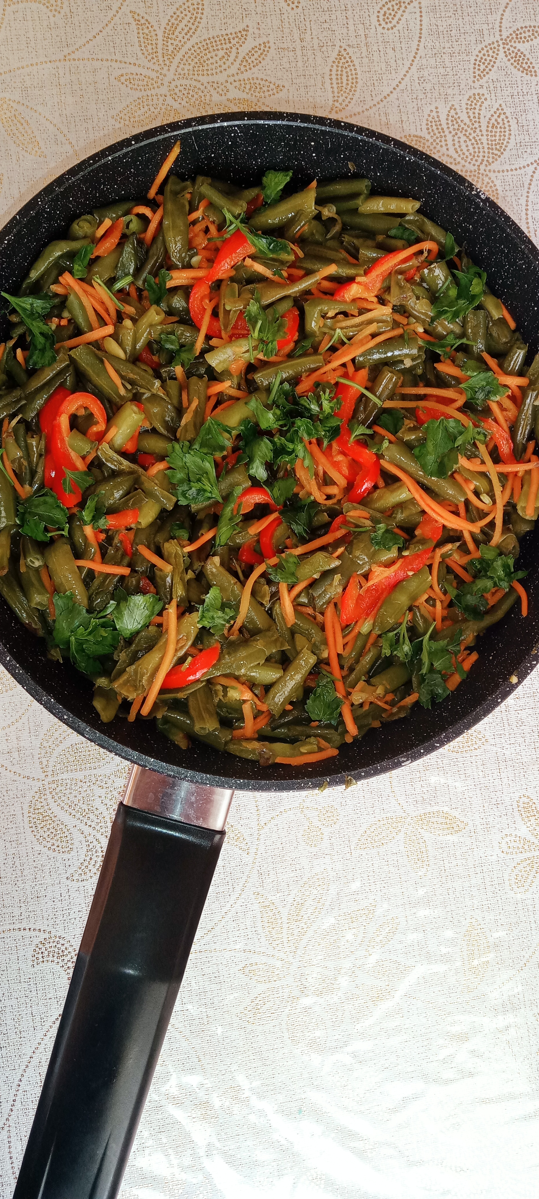 Фасоль стручковая с корейской морковью