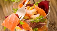 Салат с копченым лососем и орехами