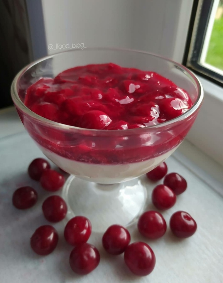 Панна-котта с вишневым соусом