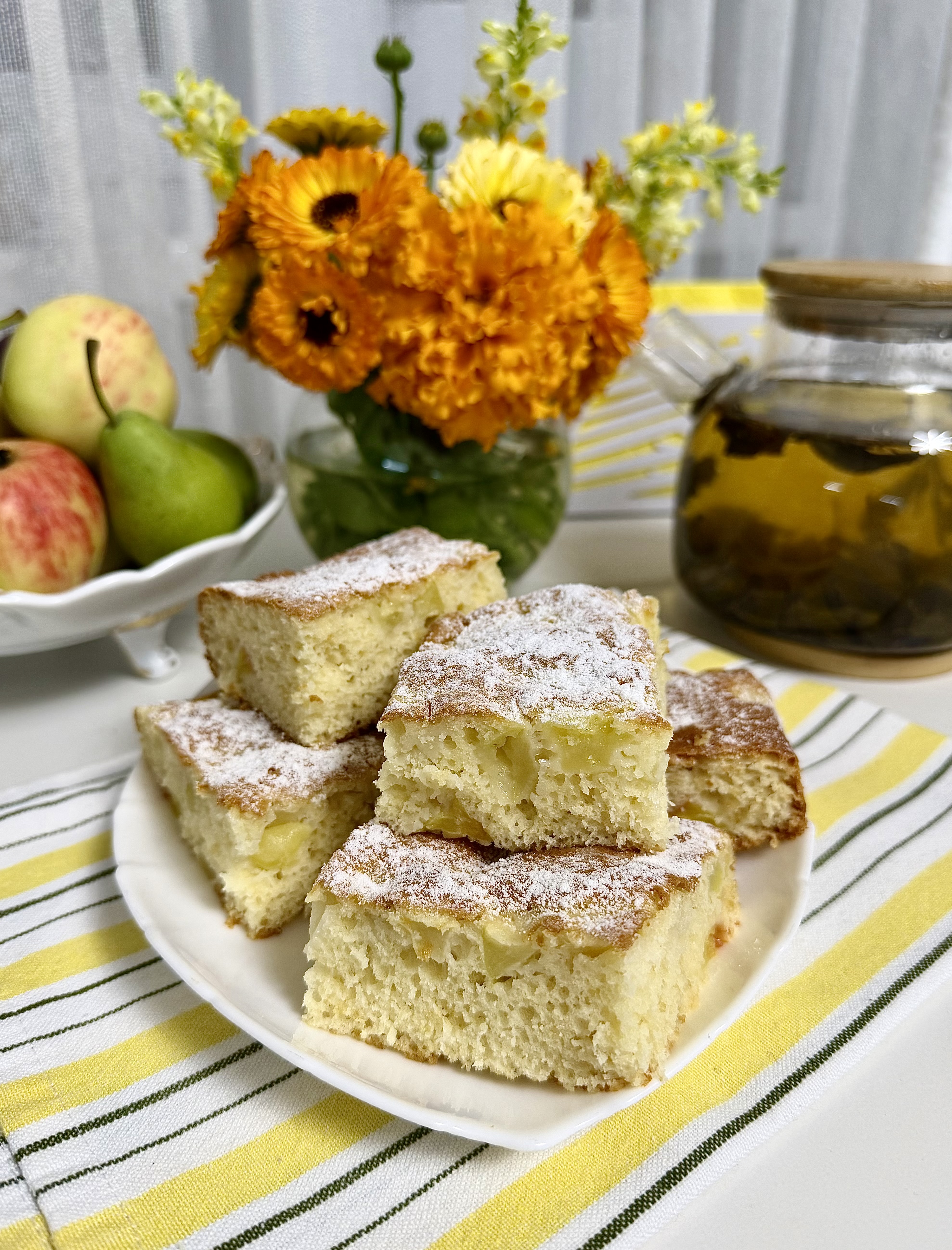 Шарлотка с грушей и яблоком 