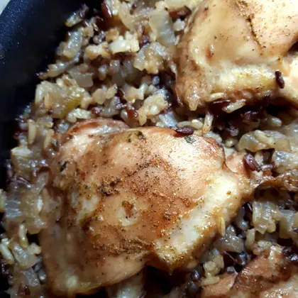 Рис с куриными бёдрышками в духовке