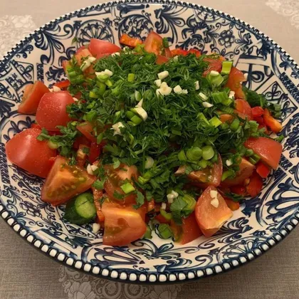 Салат весенний, из свежих овощей с ароматным маслом
