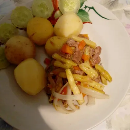 Молодая картошечка со спаржевой фасолью и мясом
