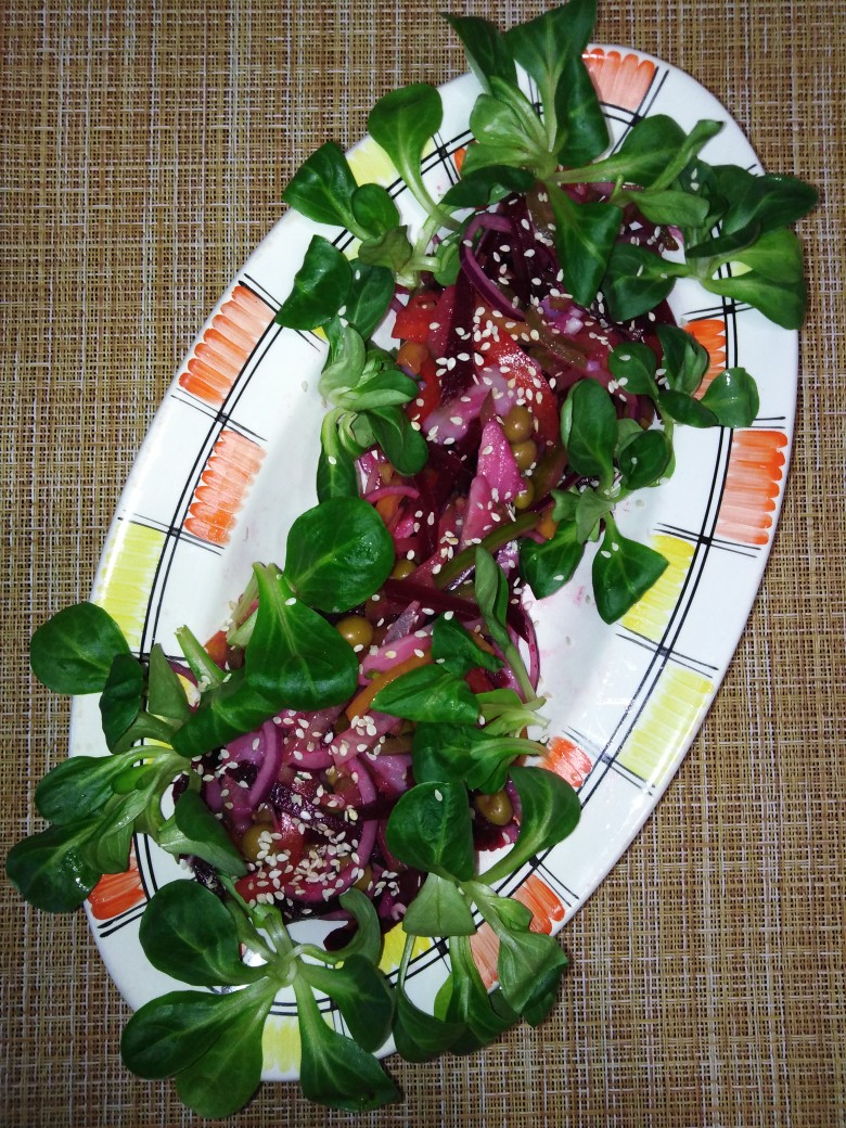 Салат пикантный из свеклы