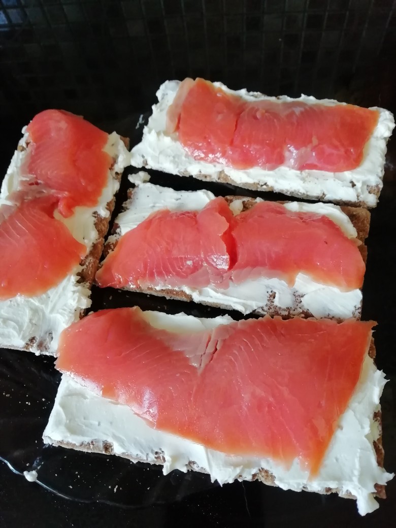 Хлебцы с творожным сыром и форелью