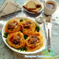 Гнезда с мясным фаршем на овощах