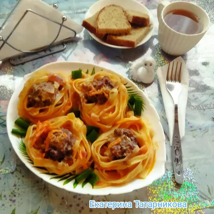 Гнезда с мясным фаршем на овощах