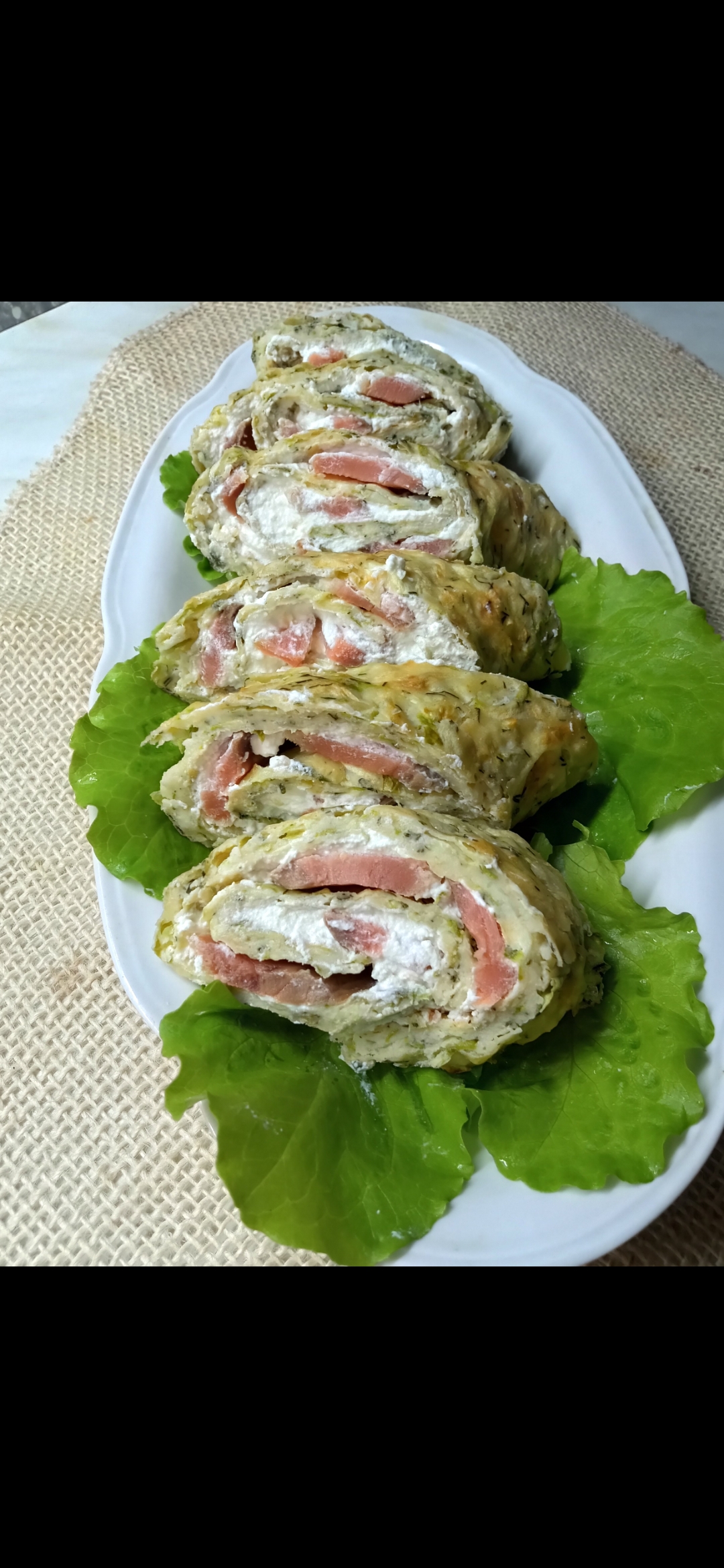Закусочный рулет из кабачка с малосольной рыбой