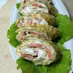 Закусочный рулет из кабачка с малосольной рыбой