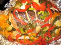 Форель, запеченная с лимоном, перцем, зеленью и брюссельской капустой