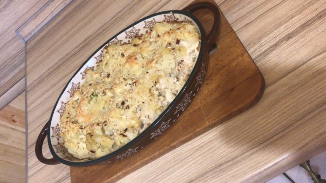 Цветная капуста с овощами под сыром