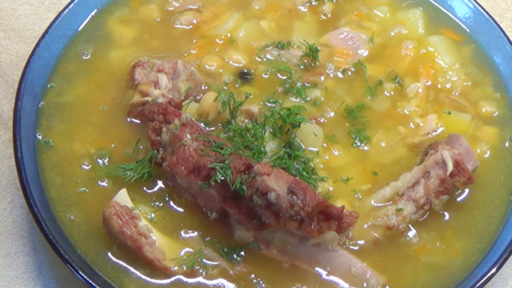 Суп гороховый с копченостями. Гороховый суп с копчеными ребрышками. Гороховый суп с ребрышками. Рёбра свиные копчёные для супа.