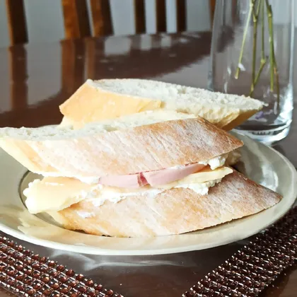 Холодные бутерброды с сыром и колбасой