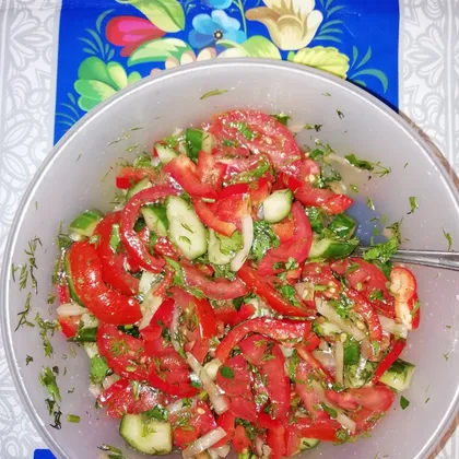 Овощной салат с маринованным луком