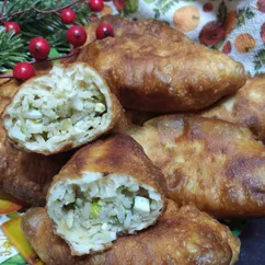 Жареные пирожки с яйцом, рисом и луком