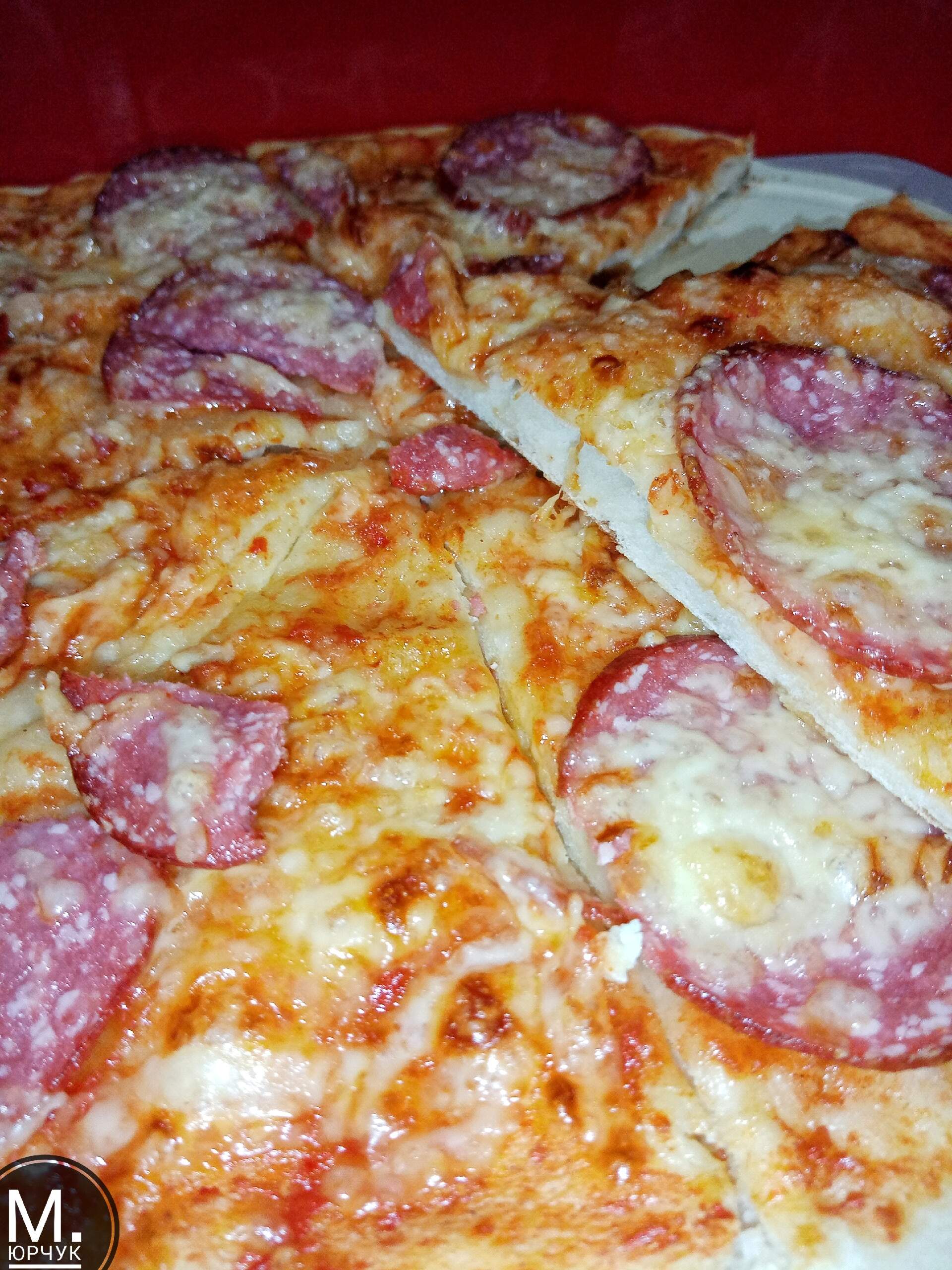Пицца с сырокопченой колбасой и пармезаном