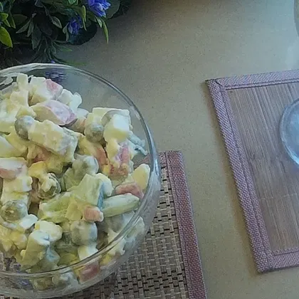 Простой салат с крабовыми палочками и зеленым горошком