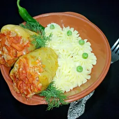 Перец фаршированный мясом и рисом