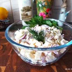 Лёгкий салат с яблоками и маринованными огурцами 🥗