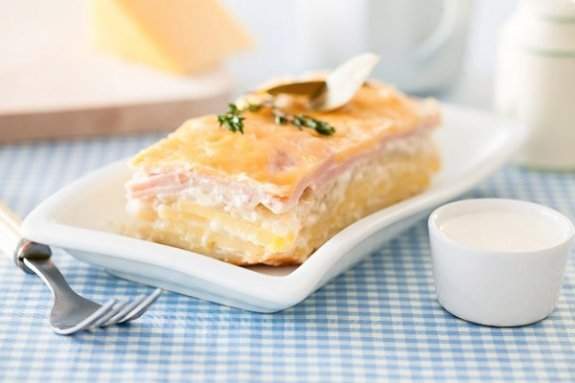 Картофельно-луковая запеканка с сыром и ветчиной в мультиварке