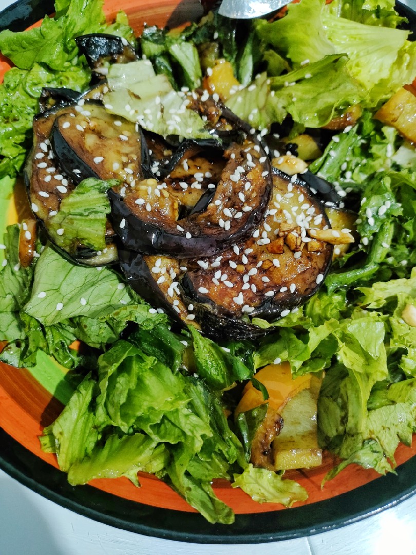Вкусный овощной салат с баклажанами