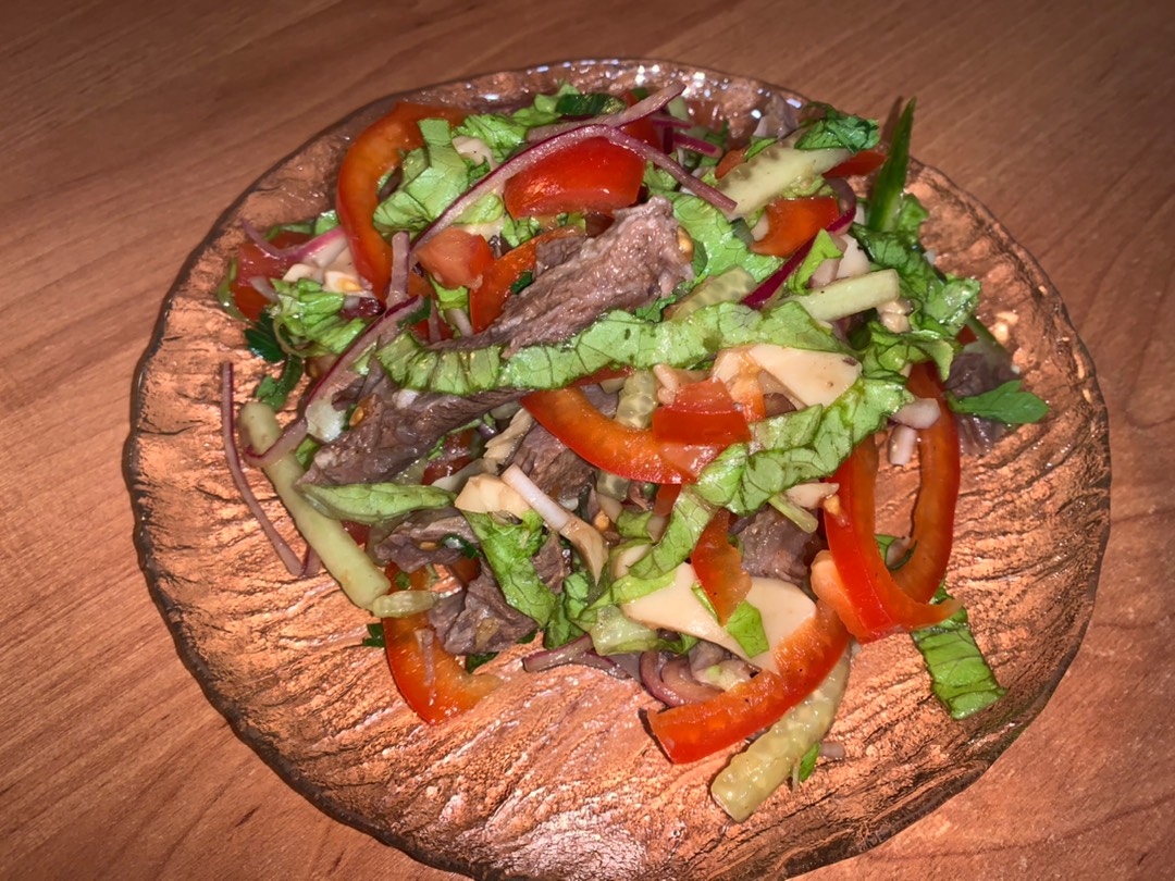 Простой и быстрый рецепт гриля-салата с говядиной, шампиньонами и свежей кукурузой с фото