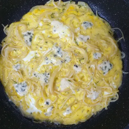 Спагетти с омлетом и голубым сыром