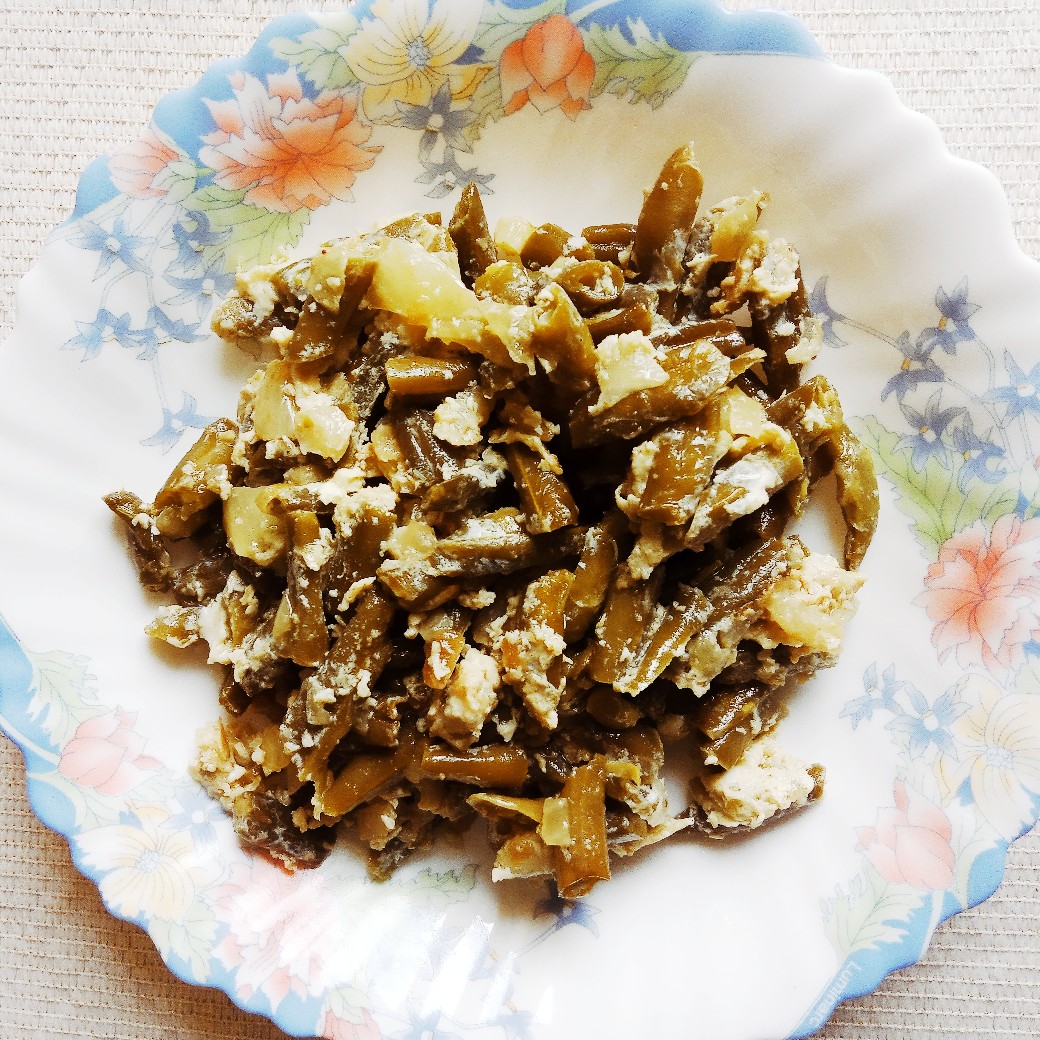 Рецепт оригинального блюда: стручковая фасоль с луком и фундуком