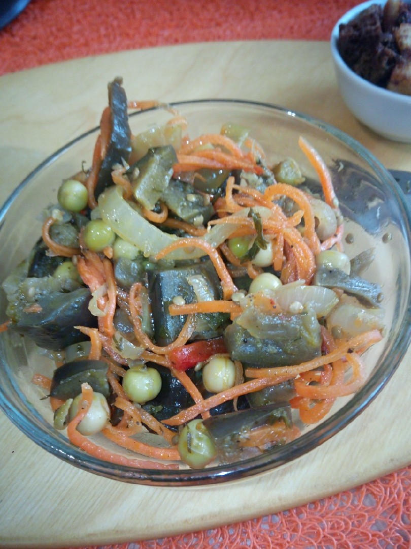 Салат "Станичный" из баклажан, моркови и зелёного горошка