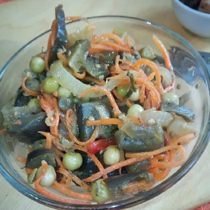 Салат 'Станичный' из баклажан, моркови и зелёного горошка
