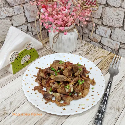 Жареные куриные желудки с луком